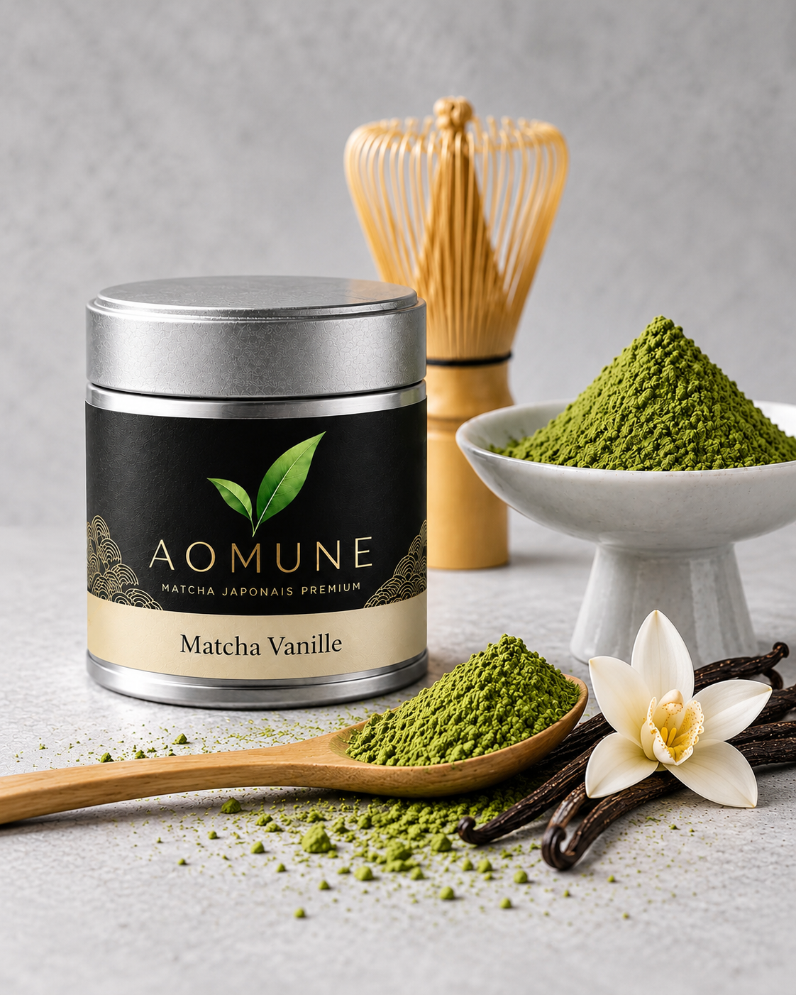 Boîte de matcha vanille AOMUNE avec gousses et fleur de vanille, chasen en bambou et poudre de matcha.